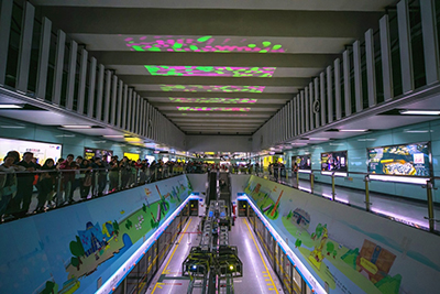 如果音乐看得见 Vivitek(丽讯)广州地铁互动钢琴“美如画”